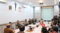 Forkopimda kota tangerang kunjungi malam misa natal