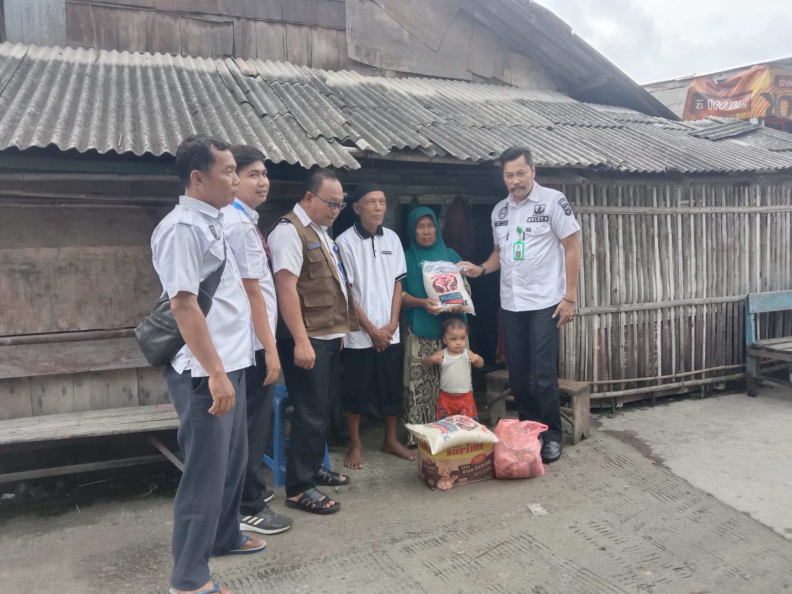 Camat Kosambi salurkan bantuan sembako untuk korban banjir