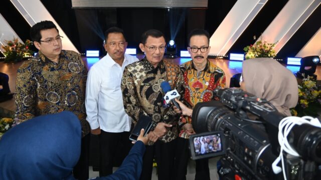 BNPT Serahkan Penghargaan