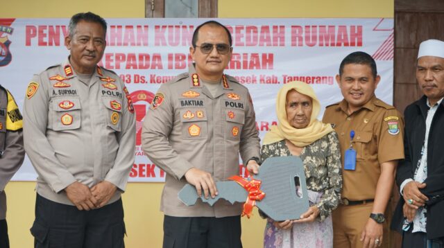 Kapolresta Tangerang Serahkan Kunci Bedah Rumah