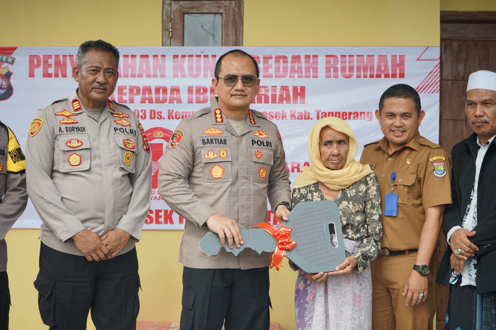 Kapolresta Tangerang Serahkan Kunci Bedah Rumah